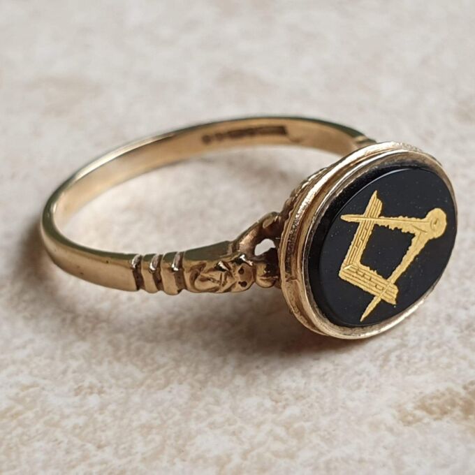 Masonic Ring in Onyx and 9ct Gold, a UK M 1/2 or a US 6 3/4