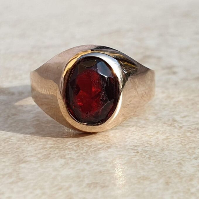 Red Paste Signet Ring in 9ct Gold,  a UK J or a US 5 1/4
