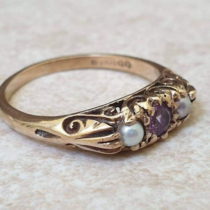 Amethyst and Pearl Ring in 9ct Gold, a UK K or a US 5 1/2