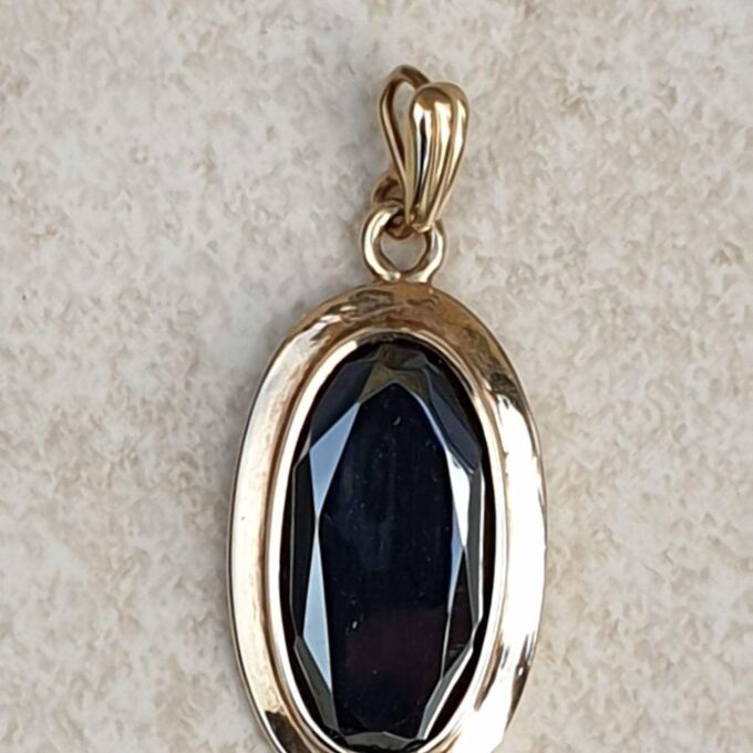 Oval Hematite Pendant in 9ct Gold.