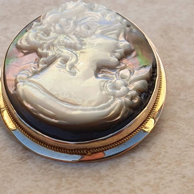 Mother of Pearl Cameo Brooch or Pendant in 9ct Gold.