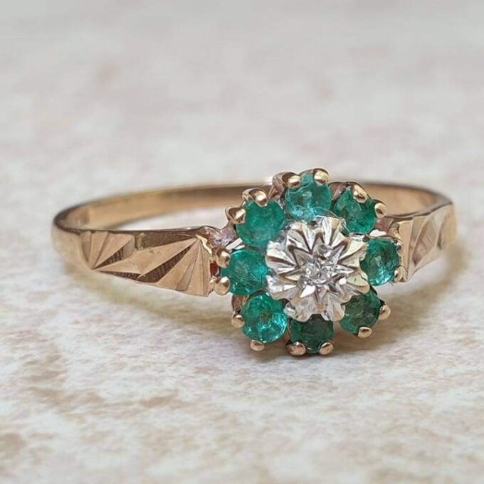 Agate and Diamond Cluster Ring in 9ct Gold, a UK N 1/2 or a US 7 1/4