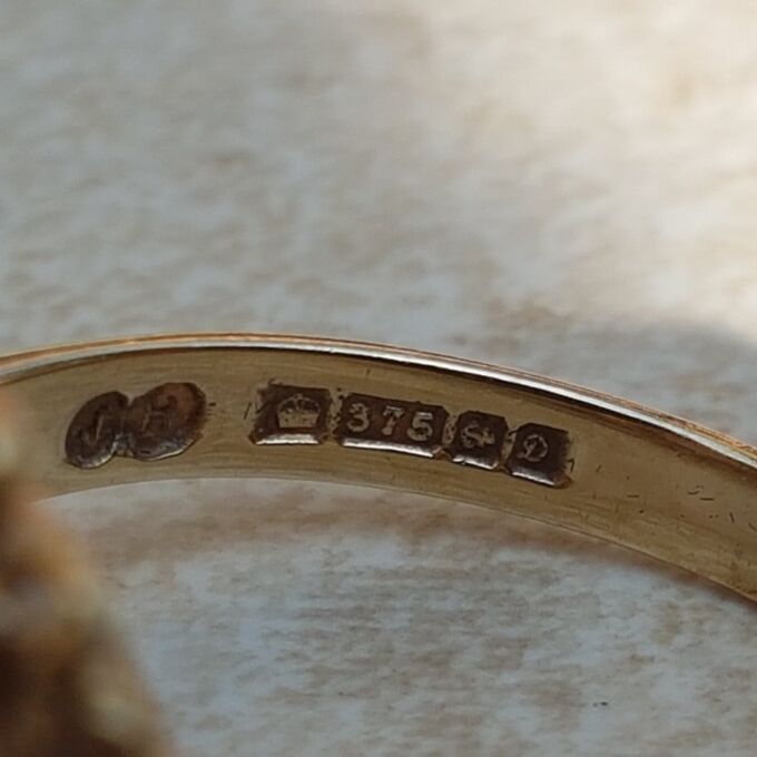 Dreamy Ornate Paste Solitaire Ring in 9ct Gold, a UK N 1/2 or a US 7 1/4.