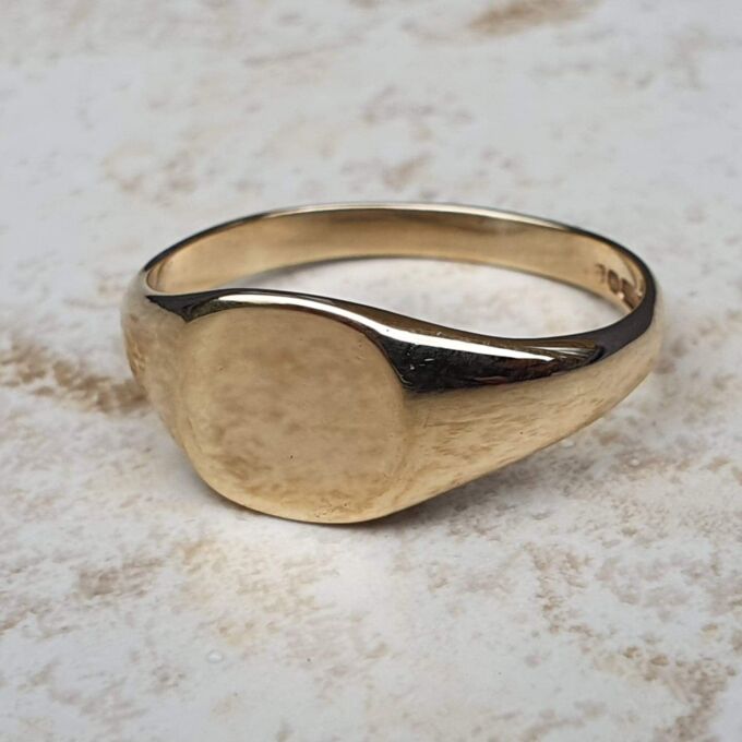 Simple Squared Signet Ring in 9ct Gold, a UK O or a US 7 1/2