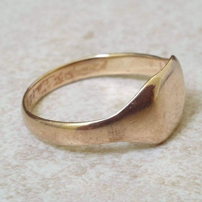 Simple Plain Signet Ring in 9ct Gold.