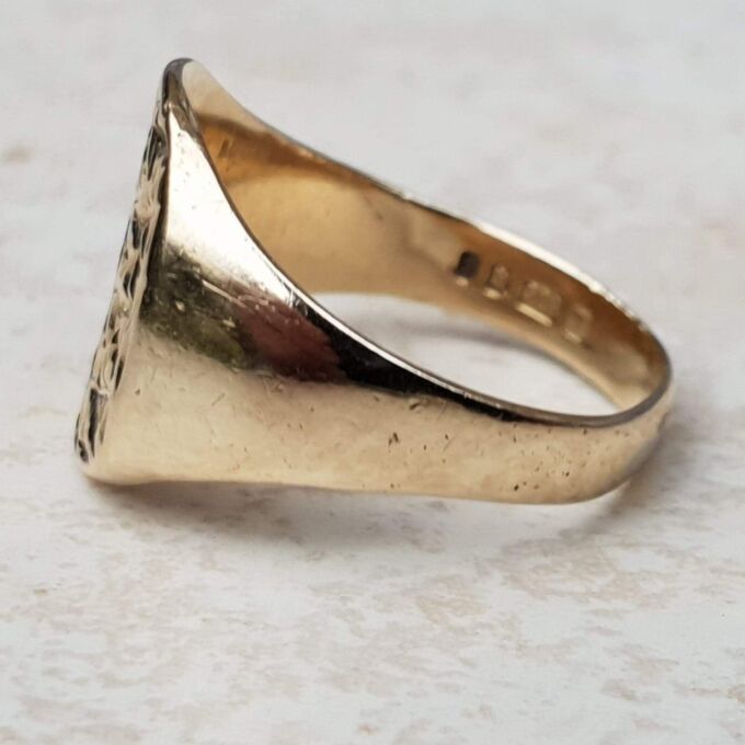 Textured Oval Signet Ring in 9ct Gold, a UK O or a US 7 1/2.