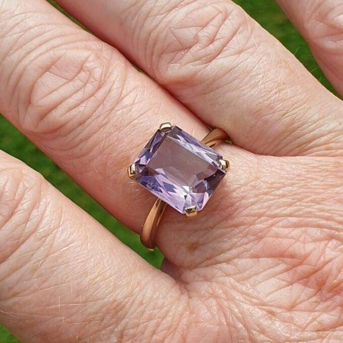 Amethyst Solitaire Ring in 9ct Gold.