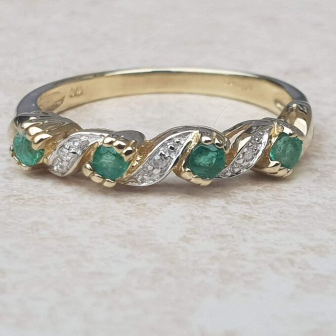Beautiful Emerald and Diamond Ring in 9ct Gold, a UK M 1/2 or a US 6 3/4.