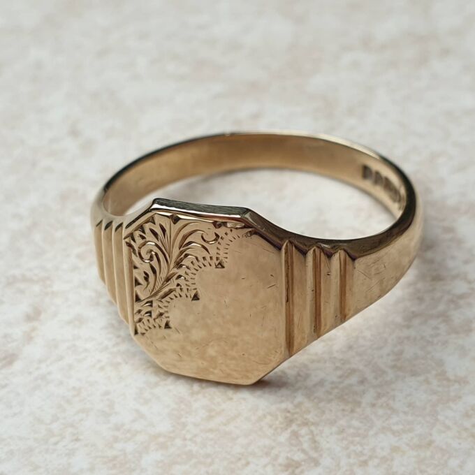 Part Engraved Signet Ring in 9ct Gold, a UK R 1/2 or a US 9