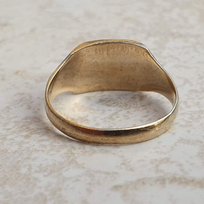 Square Signet Ring in 9ct Gold, a UK J or a US 5
