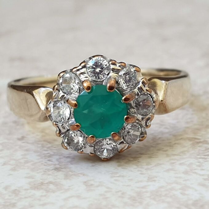 Chrysoprase Dress Ring in 9ct Gold.