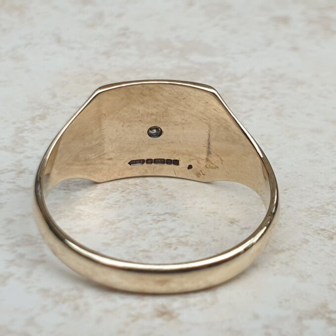 Diamond Set Signet Ring in 9ct Gold, a UK U or a US 10 1/2