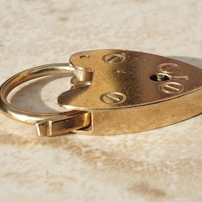 Simple Heart Padlock in 9ct Gold.