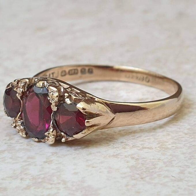 Three Stone Garnet Ring in 0ct Gold, a UK Q or a US 8 1/2