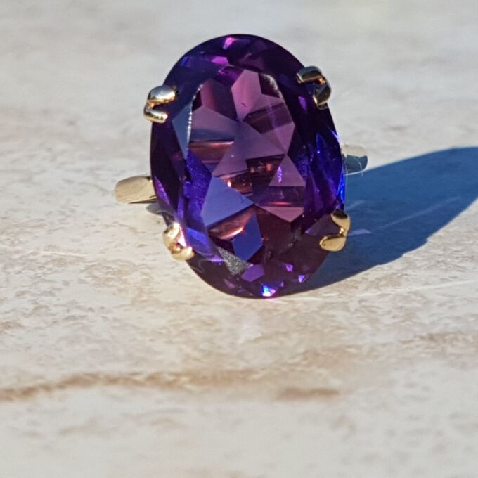 Huge Synthetic Colour Change Sapphire Ring in 9ct Gold, a UK N 1/2 or US 7 1/4.