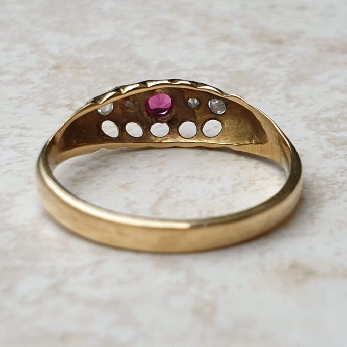 Sale – Fabulous Ruby & Diamond 18ct Gold Ring, a UK O or a US 7 1/2.