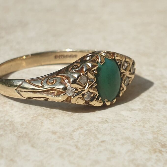 Chrysoprase and Diamond Ring I  9ct Gold, a UK N or a US 7