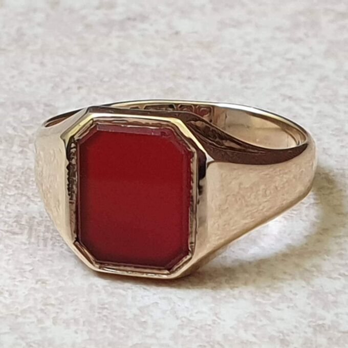 Carnelian Set Signet Ring in 9ct Gold, a UK O 1/2 or a US 7 3/4