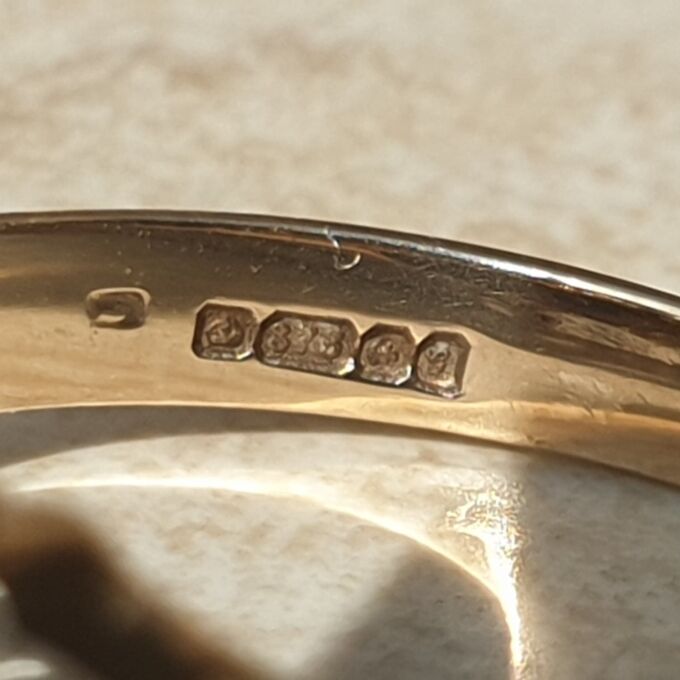 Sapphire and Diamond Ring in 9ct Gold, a UK K or a US 5 1/2