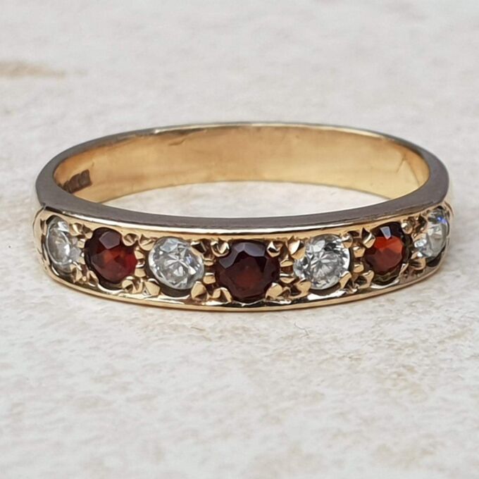 Pretty Red and White Paste Stone Ring in 9ct Gold, a UK L 1/2 or a US 6 1/4.