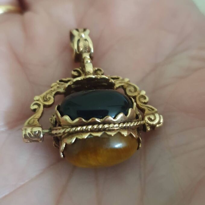 Cabochon Three Stone Spinner Pendant in 9ct Gold