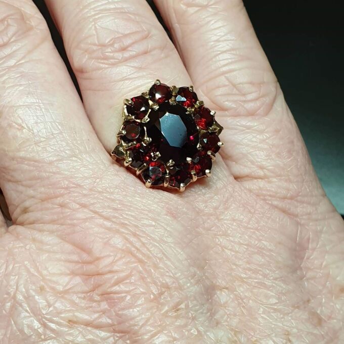 Big Garnet Cluster Ring in 9ct Gold, a UK L or a US 5 3/4