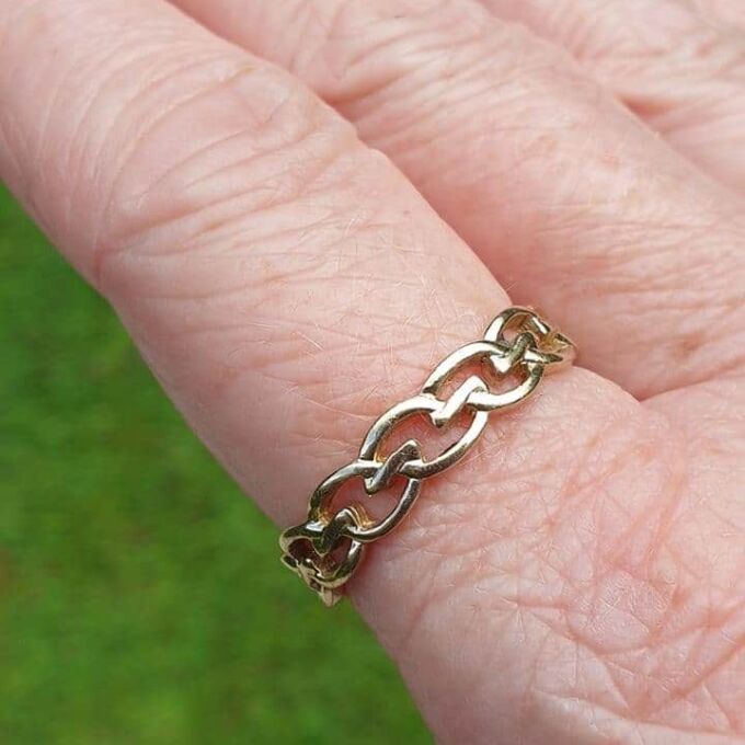 Chain Link Design Ring in 9ct Gold.