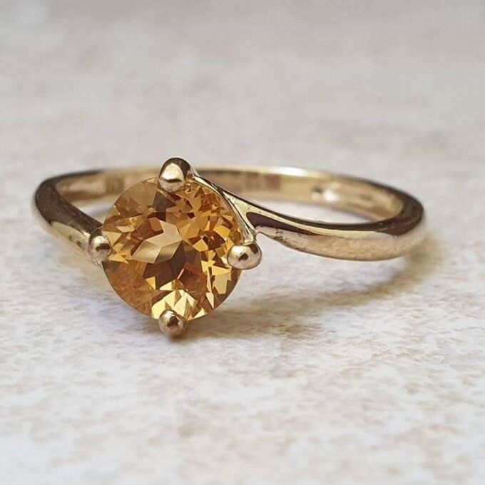 Citrine Solitaire Ring in 9ct Gold.