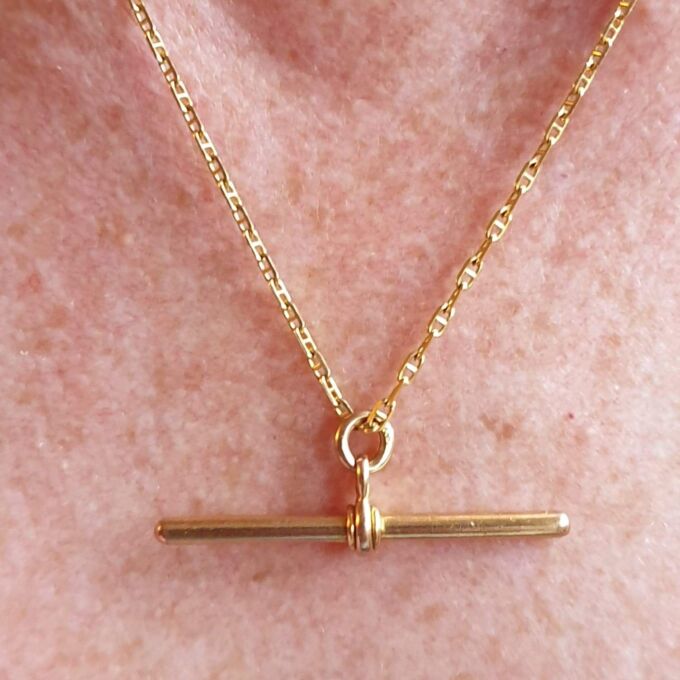 Simple T Bar in 9ct Gold