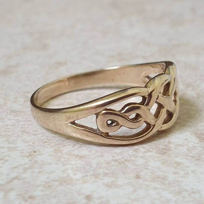 Graduating Celtic Knot Ring in 9ct Gold.