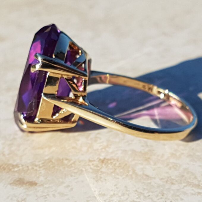 Huge Synthetic Colour Change Sapphire Ring in 9ct Gold, a UK N 1/2 or US 7 1/4.