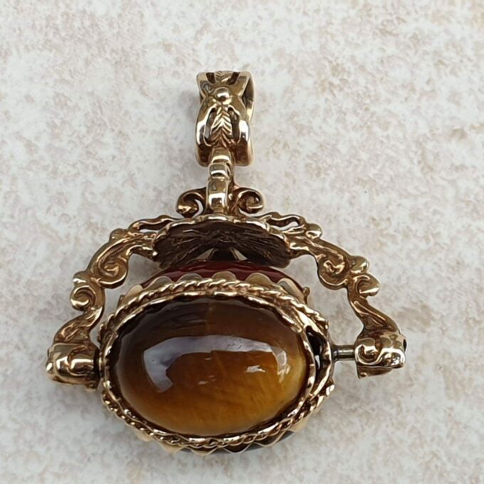 Cabochon Three Stone Spinner Pendant in 9ct Gold