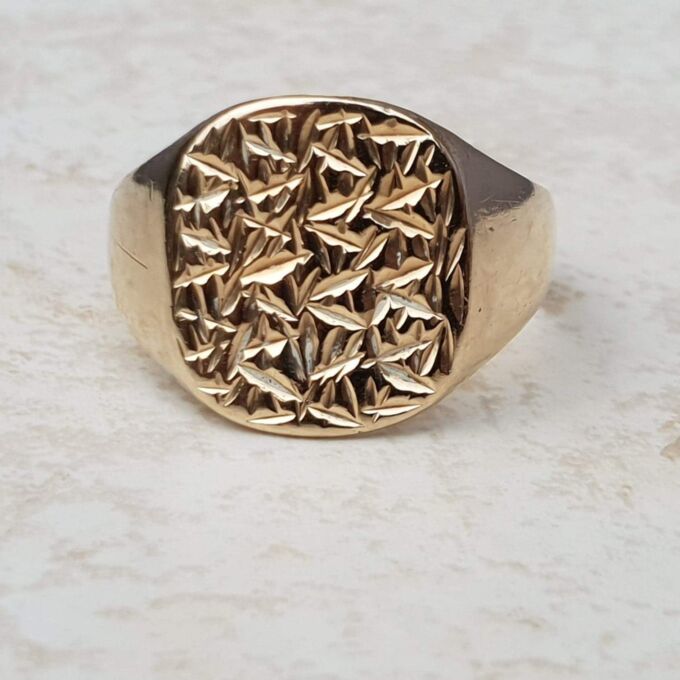 Textured Oval Signet Ring in 9ct Gold, a UK O or a US 7 1/2.