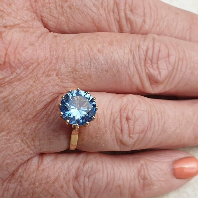 Blue Synthetic Spinel Solitaire Ring in 9ct Gold, a UK I 1/2 or a US 4 3/4
