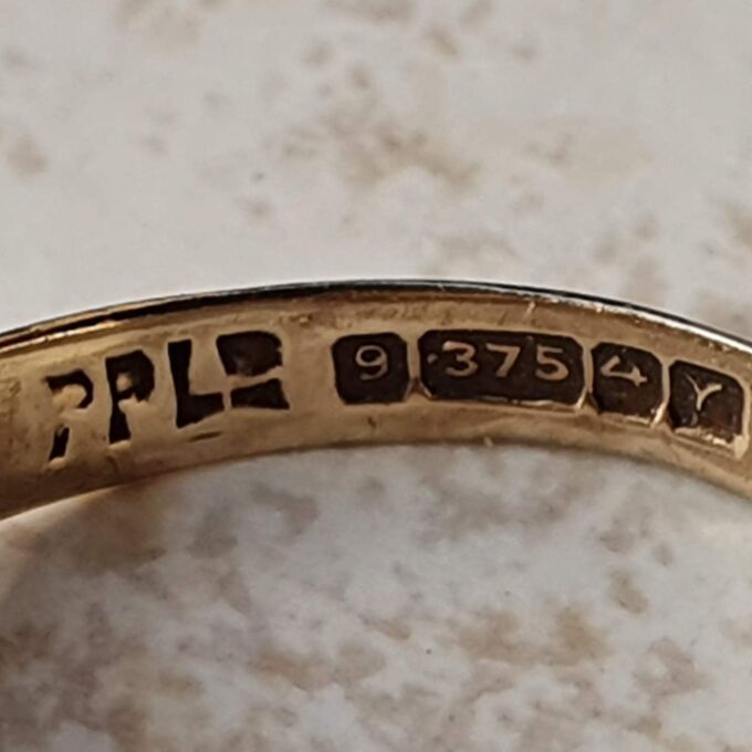 Square Signet Ring in 9ct Gold, a UK J or a US 5