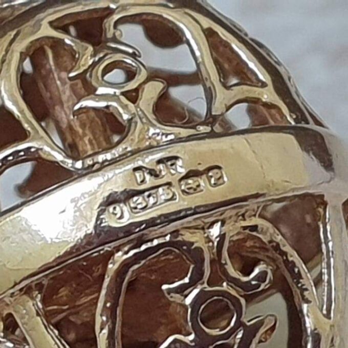 Reserved – Intricate Opening Egg Pendant in 9ct Gold.