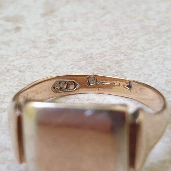Two Tone Signet Ring in 9ct Gold, a UK Q 1/2 or a US 8 1/2