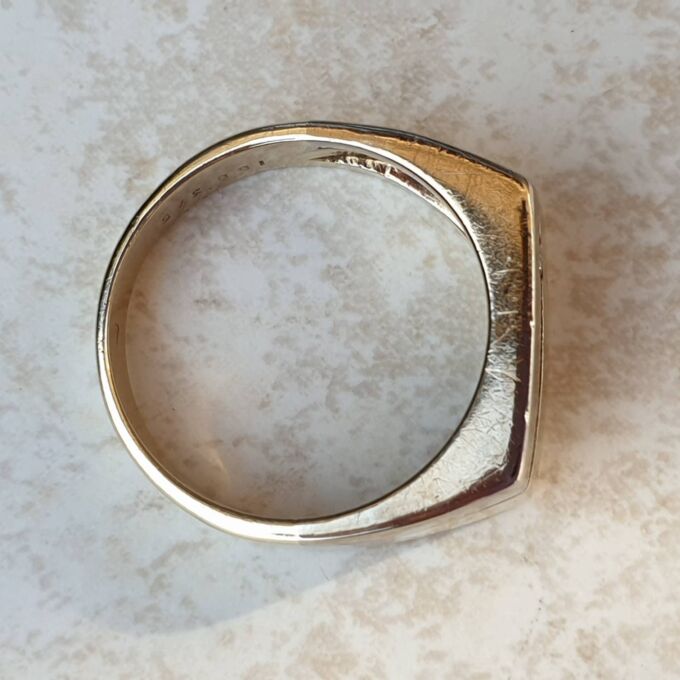 Oblong Diamond Set Signet Ring in 9ct Gold, a UK O 1/2 or a US 7 1/2