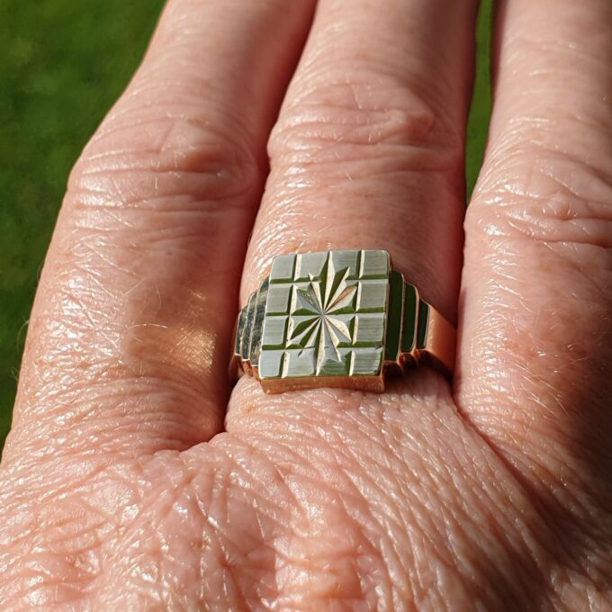 Heavy Checkerboard Design Signet Ring in 9ct Gold, a UK O or a US 7 1/2.