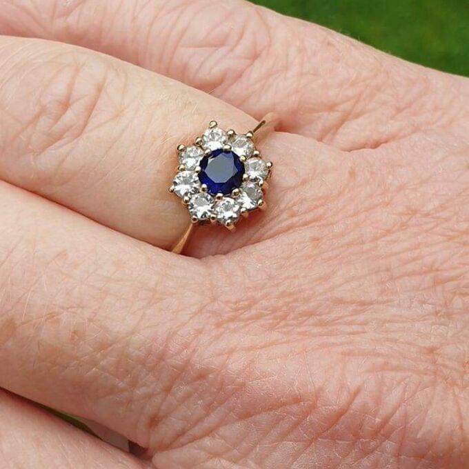 Synthetic Sapphire and Spinel Daisy Ring in 9ct gold, a UK M 1/2 or a US 6 3/4