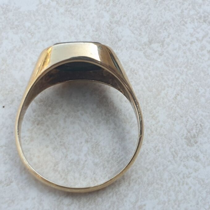Bloodstone Signet Ring in 9ct Gold, a UK S 1/2 or a US 9 1/2