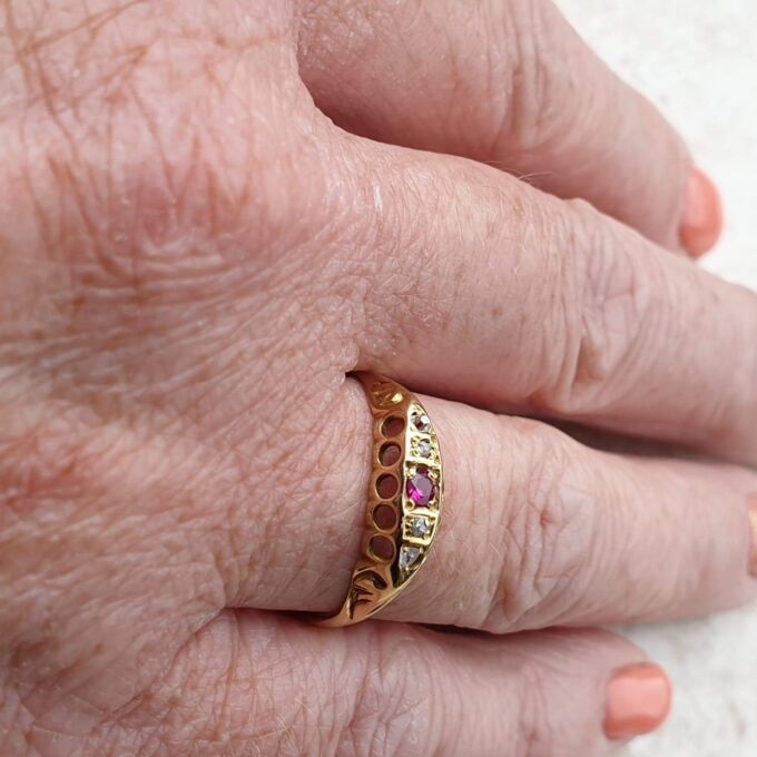 Sale – Fabulous Ruby & Diamond 18ct Gold Ring, a UK O or a US 7 1/2.