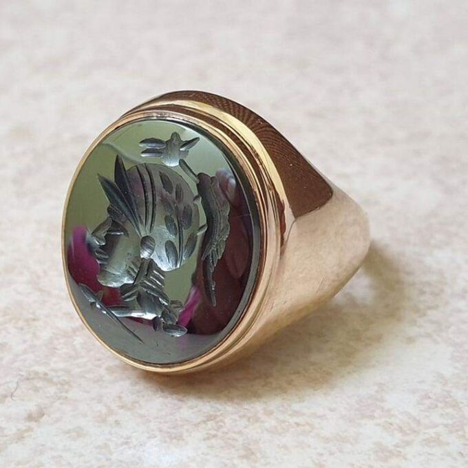 Hematite Centurion Signet Ring in 9ct Gold, a UK J 1/2 or a US 5 1/4