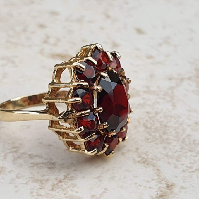 Big Garnet Cluster Ring in 9ct Gold, a UK L or a US 5 3/4
