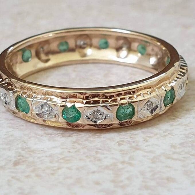 Emerald and Diamond Eternity Ring in 9ct Gold, a UK O or a US 7 1/2