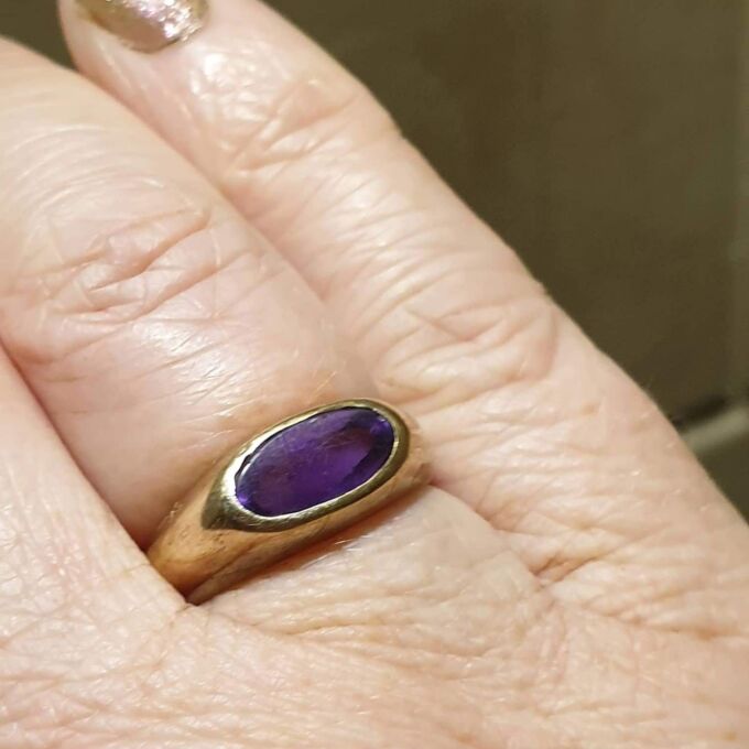 Oval Amethyst Signet Ring in 9ct Gold, a UK H 1/2 or a US 4 1/4