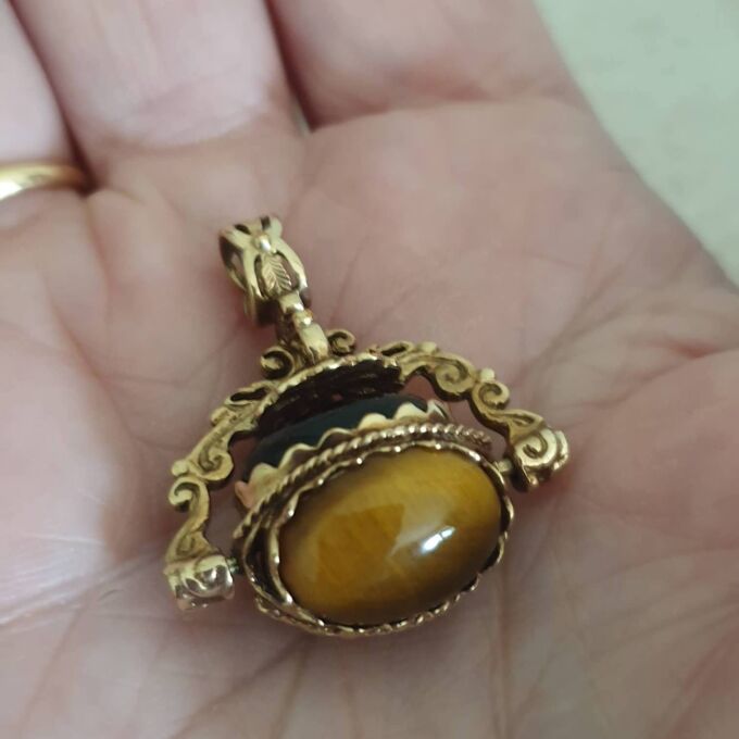 Cabochon Three Stone Spinner Pendant in 9ct Gold