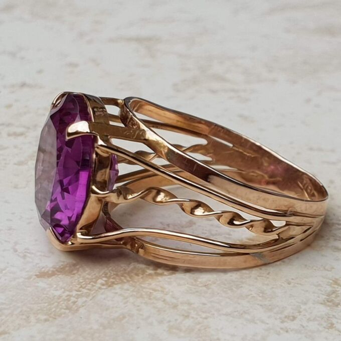 Beautiful Colour Change Sapphire Ring in 12ct Gold, a UK N 1/2 or a US 7 1/2.