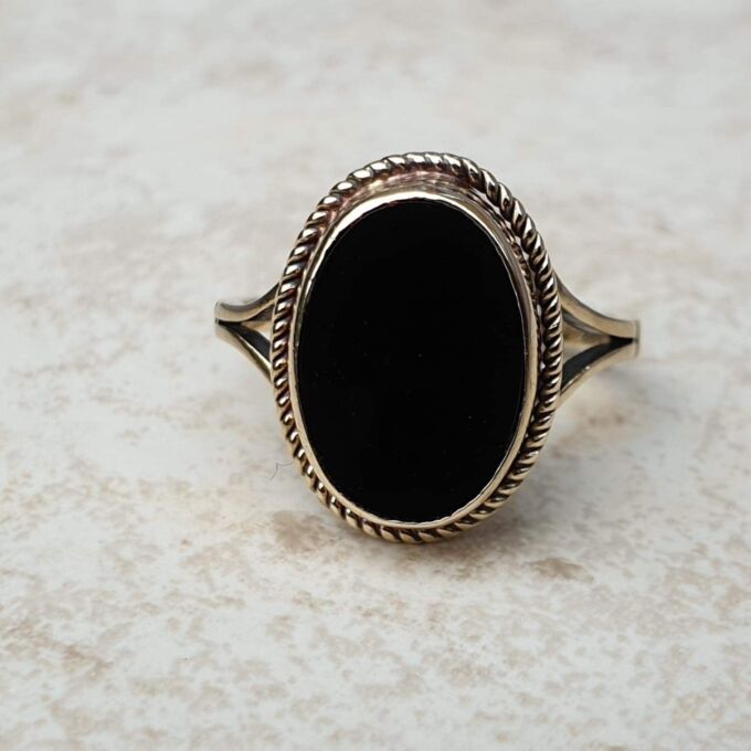 Oval Onyx Solitaire Ring in 9ct Gold,  a UK O or a US 7 1/4.