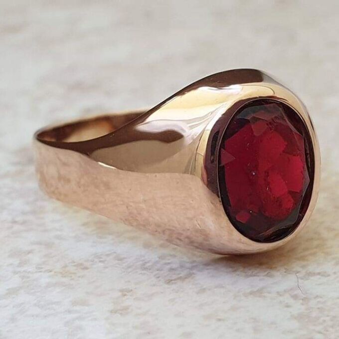 Red Paste Signet Ring in 9ct Gold,  a UK J or a US 5 1/4